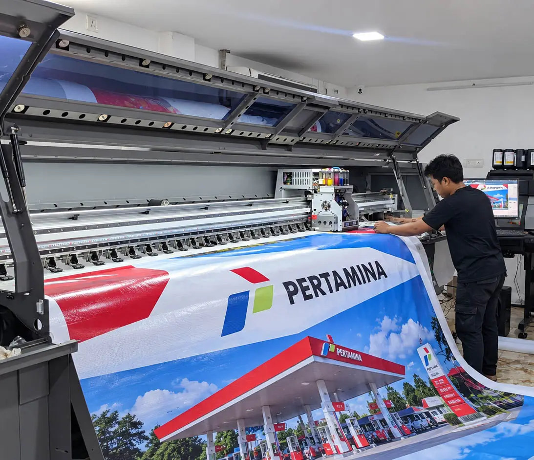 Mesin outdoor untuk proses cetak banner di workshop BIX PRINT