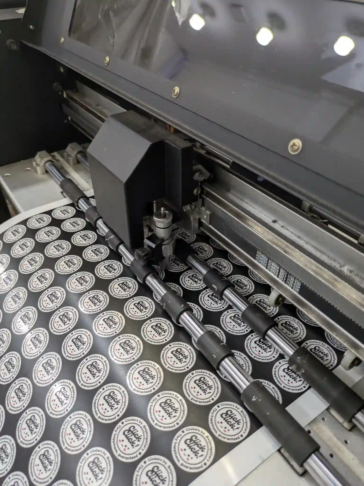 Proses cutting stiker chromo BIX PRINT